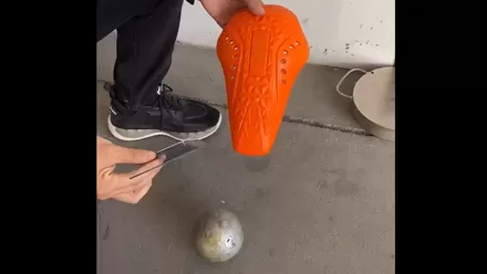 Teste de impacto da proteção do joelho NNF para motocicleta
